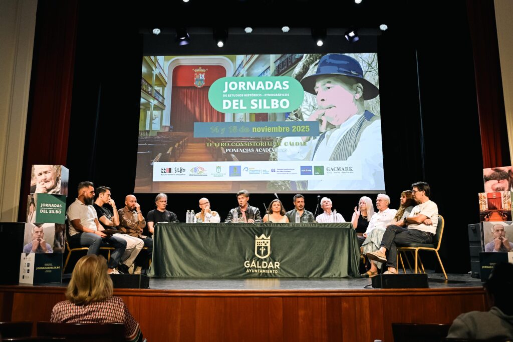 mesa redonda final de las jornadas del silbo moderada por el director insular de patrimonio histórico del cabildo de gc, juan sebastián lópez. foto rayco tacoronte